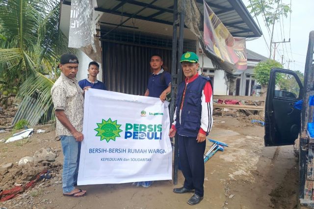 PW PERSIS Aceh Turun Langsung Bersihkan Rumah Warga Terdampak Banjir di Pidie Jaya