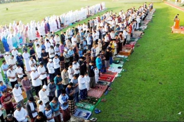 Pada sholat ied jika imam lupa satu takbir apakah harus sujud sahwi atau gimana ?
