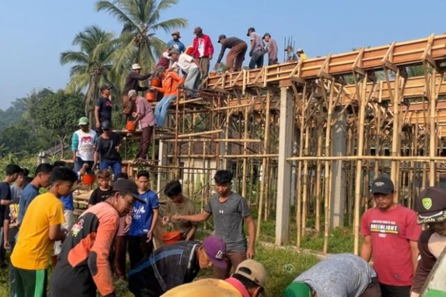 Luar Biasa!, Jamaah dan Wali Murid Kompak Gotong Royong Bangun Pesantren Persis di Padarincang